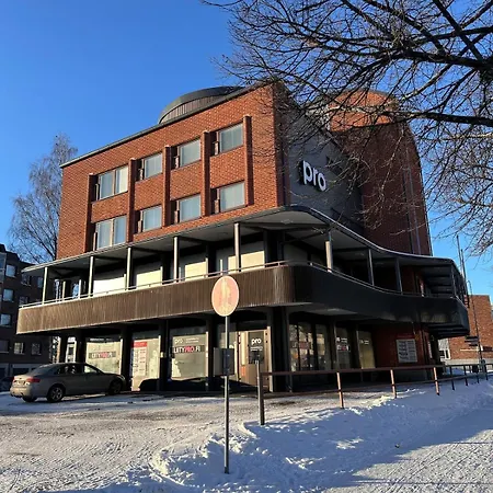 Pieni Yksioe Keskustassa Omalla Sisaeaenkaeynnillae *